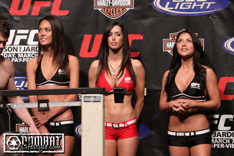 Ринг-девушки на UFC 96 - Logan Stanton, Arianny Celeste и Edith Larente