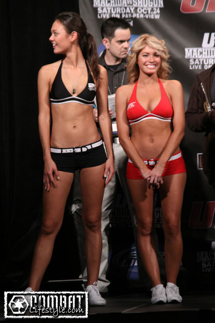 Кадр дня: ринг-девушки на UFC 104